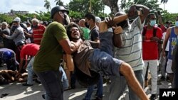 El joven Leonardo Romero Negrín siendo detenido por guardias de civil en la manifestación del 11 de julio de 2021 en La Habana. Esas manifestaciones quedaron recogidas en el libro "Imágenes de Rebeldía".