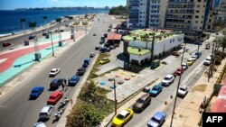 Choferes hacen fila en La Habana para abastecerse de combustible. (Yamil Lage/AFP/Archivo)