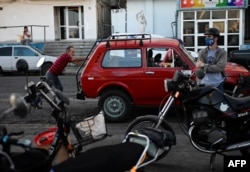 Músculos y paciencia, imprescindibles para que los cubanos llenen sus tanques de combustible