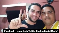 Los periodistas Héctor Luis Valdés Cocho y Esteban Rodríguez 