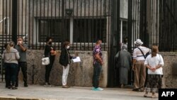 Cubanos hacen fila frente a la Embajada de EEUU en La Habana, el 2 de marzo de 2022. (YAMIL LAGE / AFP)