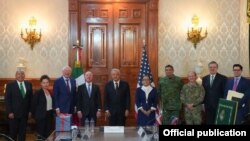 El secretario de Seguridad de EE.UU. Alejandro Mayorkas junto al presidente de México López Obrador.