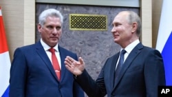 Las relaciones entre Cuba y Rusia se han fortalecido tras la visita de Miguel Díaz-Canel (izq.) a Moscú y su encuentro con Vladimir Putin (der.), en octubre de 2019. (Alexander Nemenov/Pool vía AP)