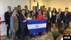 Los congresistas Ileana Ros-Lehtinen y Mario Díaz-Balart junto a líderes de la comunidad nicaragüense en Miami.