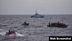 Operación de intercepción de migrantes ilegales en el mar por la Guardia Costera de Estados Unidos (USCG).