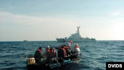 Balseros rescatados en alta mar por la Guardia Costera de Estados Unidos. 