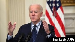 El presidente Biden celebra la decisión del Senado, el 6 de marzo de 2021. (Saul Loeb / AFP).