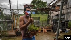 El artista cubano Yank Benavente, con mascarilla para protegerse del virus, el 30 de junio de 2020 (Yamil Lage / AFP).