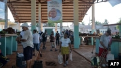 Un cartel con la foto de Miguel Díaz-Canel en un mercado agropecuario de La Habana. 