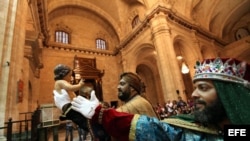 Foto archivo. Hombres disfrazados de Reyes Magos sostienen una imagen del Niño Jesús durante una ceremonia para celebrar la epifanía el 24 de diciembre de 2012, en la Catedral de La Habana (Cuba).