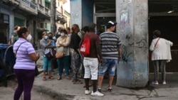 Cubanos hacen cola en una bodega, en La Habana, para adquirir alimentos. (Yamil LAGE / AFP)