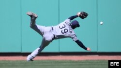 - El jardinero central de los Rayas Kevin Kiermaier pierde una bola el 5 de abril de 2018.