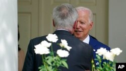 El presidente Joe Biden, a la derecha, habla con el líder de la minoría de la Cámara de Representantes, Kevin McCarthy, de California, a la izquierda, en la Casa Blanca en Washington, el lunes 26 de julio de 2021. (Foto AP / Susan Walsh)