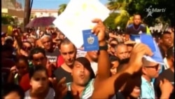 Cubanos protestan frente a la embajada de Ecuador en La Habana