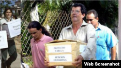 Entrega del Proyecto Varela en la Asamblea Nacional del Poder Popular, La Habana, 10 de mayo de 2002.