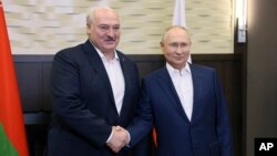 Putin y Lukashenko reunidos en Sochi, Rusia, en septiembre de 2023. Más de 2.400 niños ucranianos de entre 6 y 17 años han sido llevados a Bielorrusia desde cuatro ocupadas por fuerzas rusas, reveló la Universidad de Yale. Mikhail Metzel, Sputnik, Kremlin Pool Photo vía AP