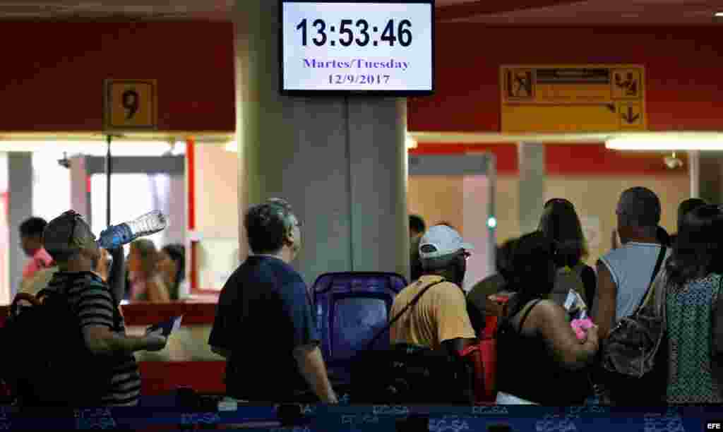 Turistas hacen fila en el aeropuerto José Martí hoy, martes 12 de septiembre de 2017, en La Habana (Cuba). 