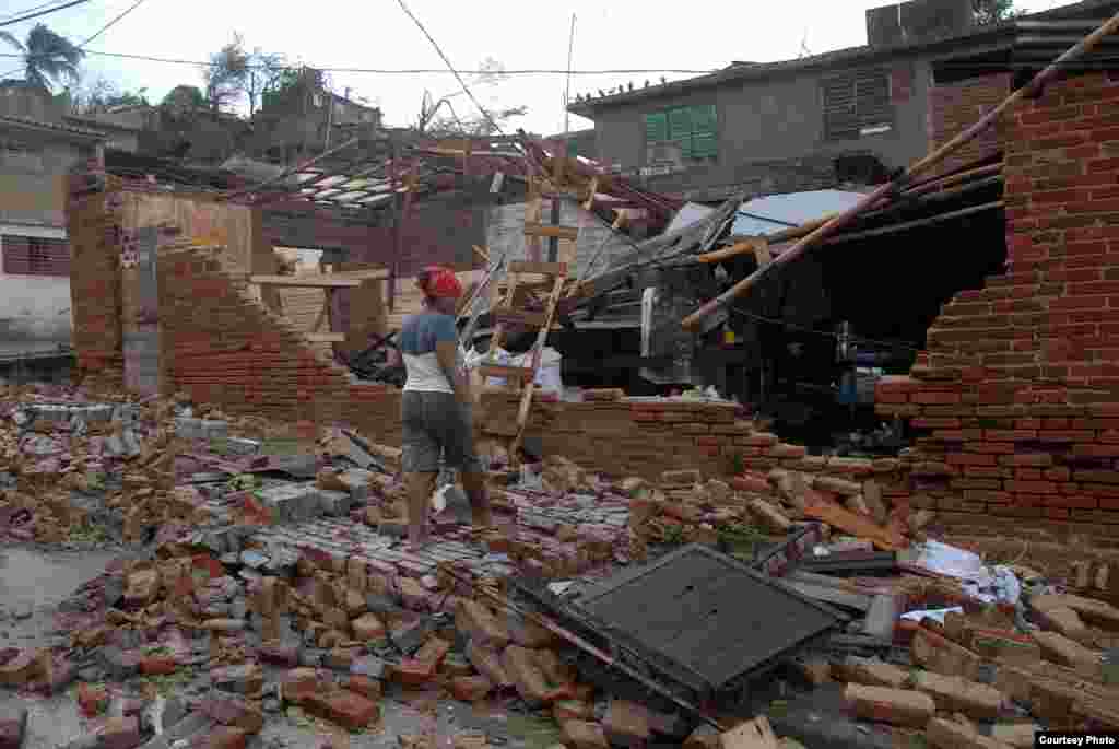 HAUna mujer observa los destrozos ocasionados a su hogar por el paso del huracán "Sandy" en la ciudad de Guantánamo (Cuba).EFE/Miguel Rubiera