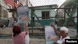 Carteles del gobierno en apoyo a los comicios de 26 de marzo. (Reuters/Alexandre Meneghini).