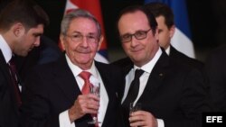 Brindis en el Palacion del Elíseo entre Raúl Castro y Francois Hollande.