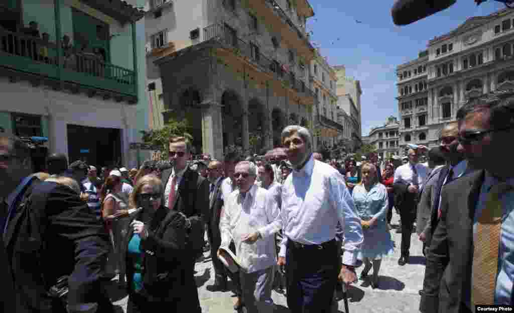 Tal y como lo hacen todas las personalidades que visitan la isla, no se descarta el habitual recorrido guiado por el Casco Histórico de La Habana Vieja. En la Foto, Kerry pasea por La Habana Vieja.