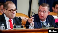 El republicano Doug Collins y el demócrata Jerrold Nadler (der.) durante una audiencia este lunes de la Comisión de Asuntos Jurídicos de la Cámara de Representantes. 