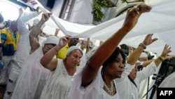 Practicantes de la religión yoruba durante un ritual en la presentación de la Letra del Año, en La Habana. (Adalberto ROQUE / AFP)