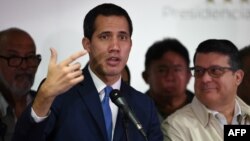 El líder opositor venezolano y presidente interino Juan Guaidó habla durante una conferencia de prensa un día después de que no pudiera entrar al Palacio Legislativo.