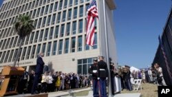 ARCHIVO. El Secretario de Estado, John Kerry, en la inauguración de la Embajada de EEUU en La Habana, el 14 de agosto de 2015. Baumann participó en negociaciones bilaterales para reabrir la Embajada.