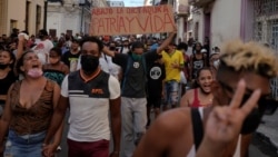 La gente grita consignas contra el gobierno durante una protesta en La Habana, Cuba, el 11 de julio de 2021. REUTERS / Alexandre Meneghini