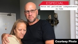 Augusto César San Martín, que ha sufrido la represión del régimen por su labor en el periodismo independiente. En la foto, acompañado de su madre en La Habana. Foto: Cortesía del entrevistado.