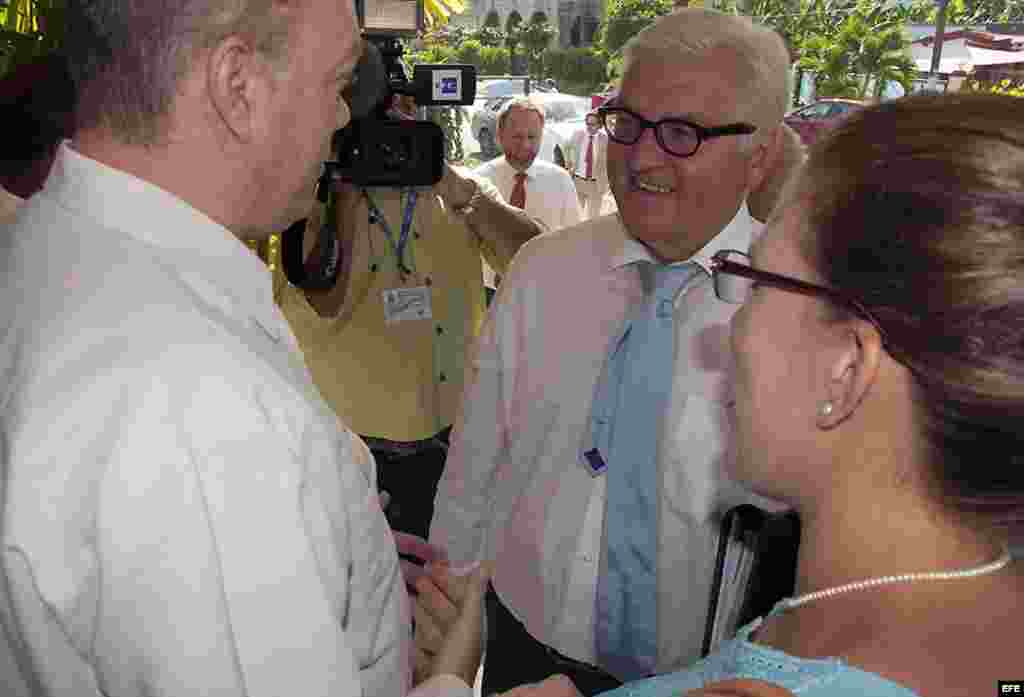 El ministro alemán de Asuntos Exteriores, Frank-Walter Steinmeier (c), se reúne con el ministro cubano de Comercio Exterior, Rodrigo Malmierca (i), en La Habana (17 de julio, 2015).