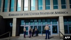 Marines de EEUU en las afueras de la Embajada de EEUU en La Habana.