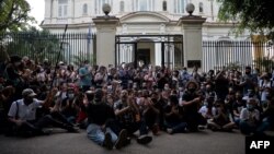 Artistas cubanos frente al Ministerio de Cultura en una protesta el 27 de noviembre de 2020. (YAMIL LAGE / AFP)