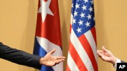 Las manos de Barack Obama y Raul Castro en conferencia de prensa en La Habana el 21 de marzo de 2016. AP Photo/Dennis River