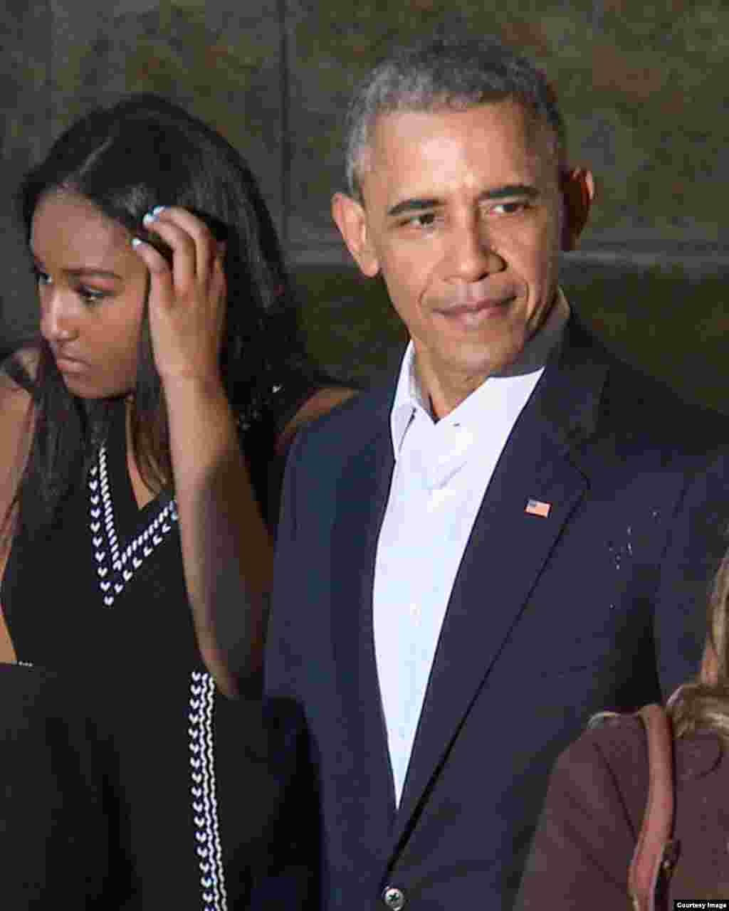 En La Habana Vieja el presidente Obama y una de sus hijas. 