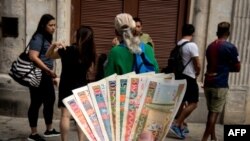 Pesos convertibles frente a una casa de cambio en Cuba. AFP/ Adalberto Roque