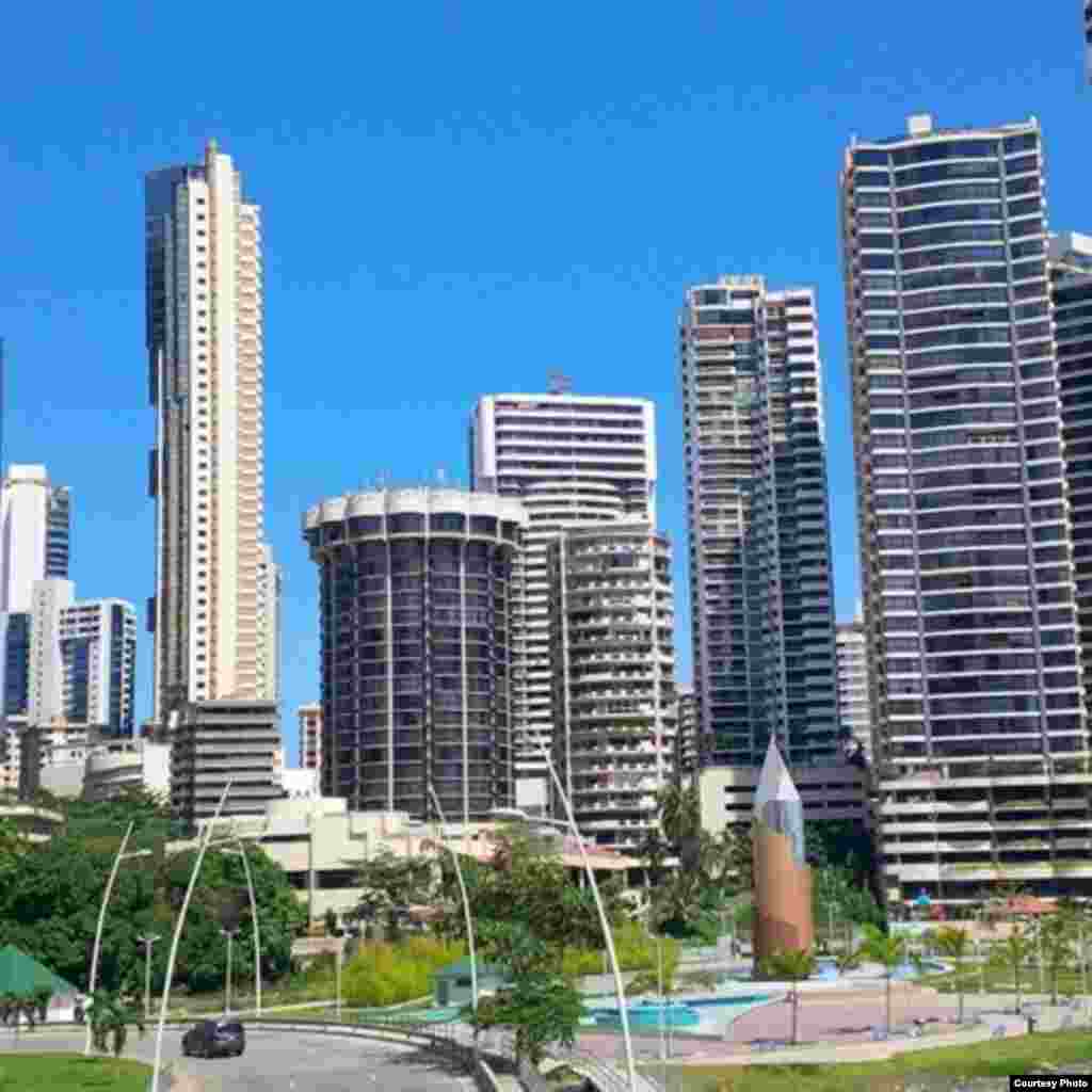 Al centro, con forma de torre, el Hotel Plaza Paitilla Inn, alojamiento de la delegación cubana.