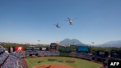 Fotografía tomada antes del inicio del partido de Grandes Ligas entre los Cardenales de San Luis y los Rojos de Cincinnati en el Estadio Monterrey de Monterrey, Estado de Nuevo León, México.